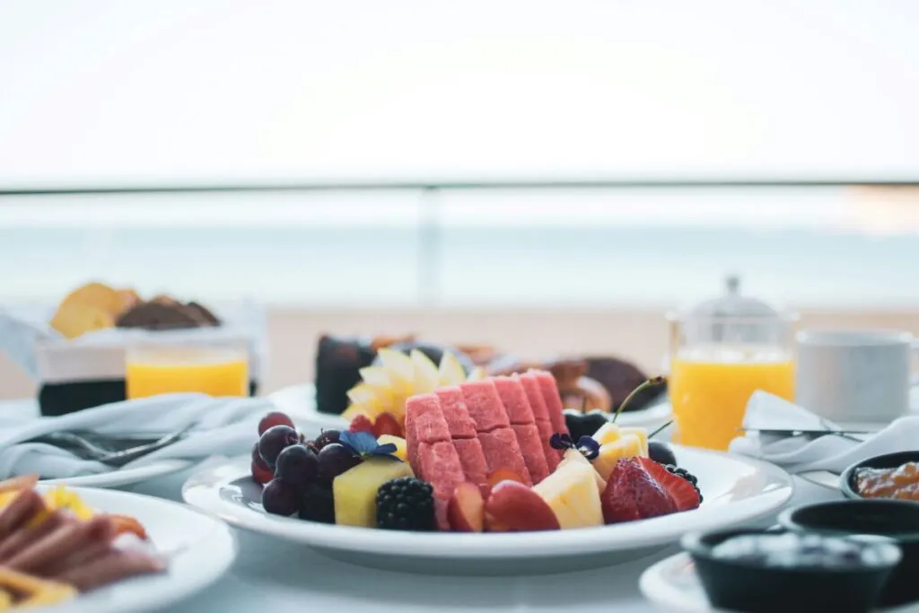 Desayuno saludable con fruta en el desayuno y proteína como jamón para evitar picos de glucosa