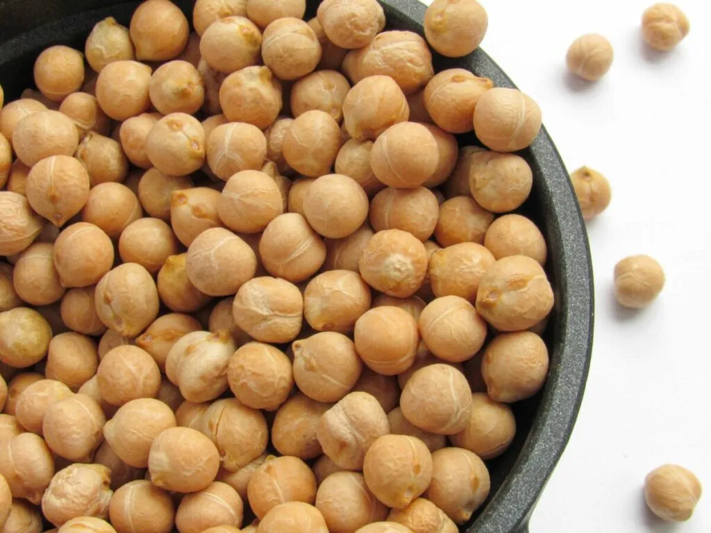 Garbanzos cocidos con vegetales frescos como fuente de fibra soluble para reducir el colesterol