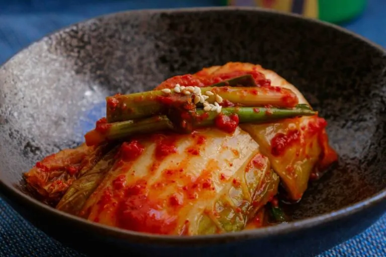 Kimchi coreano con col, ají y ajo, fuente de probióticos naturales y beneficios cardiovasculares