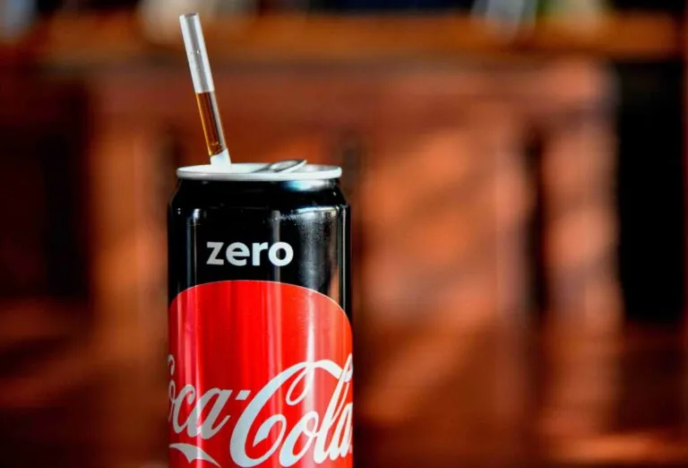 Persona leyendo la etiqueta de alimentos sin azúcar en un supermercado