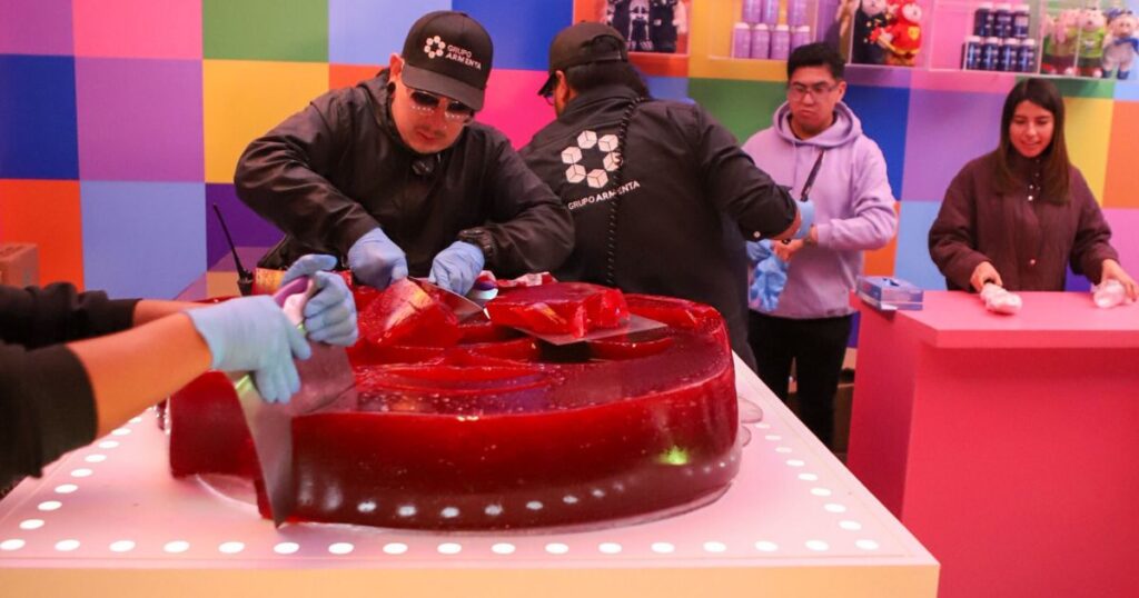 El CEO de Farmacias Similares y presidente ejecutivo de Grupo por Un País Mejor, Víctor Gónzalez Herrera, acaba de sumar un logro más en su trayectoria con un nuevo récord Guinness.