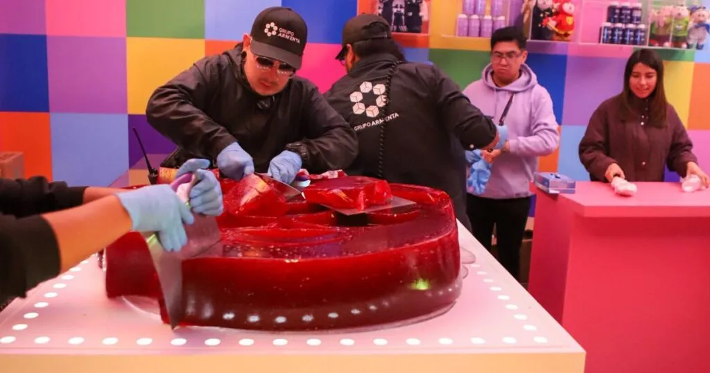 El CEO de Farmacias Similares y presidente ejecutivo de Grupo por Un País Mejor, Víctor Gónzalez Herrera, acaba de sumar un logro más en su trayectoria con un nuevo récord Guinness.