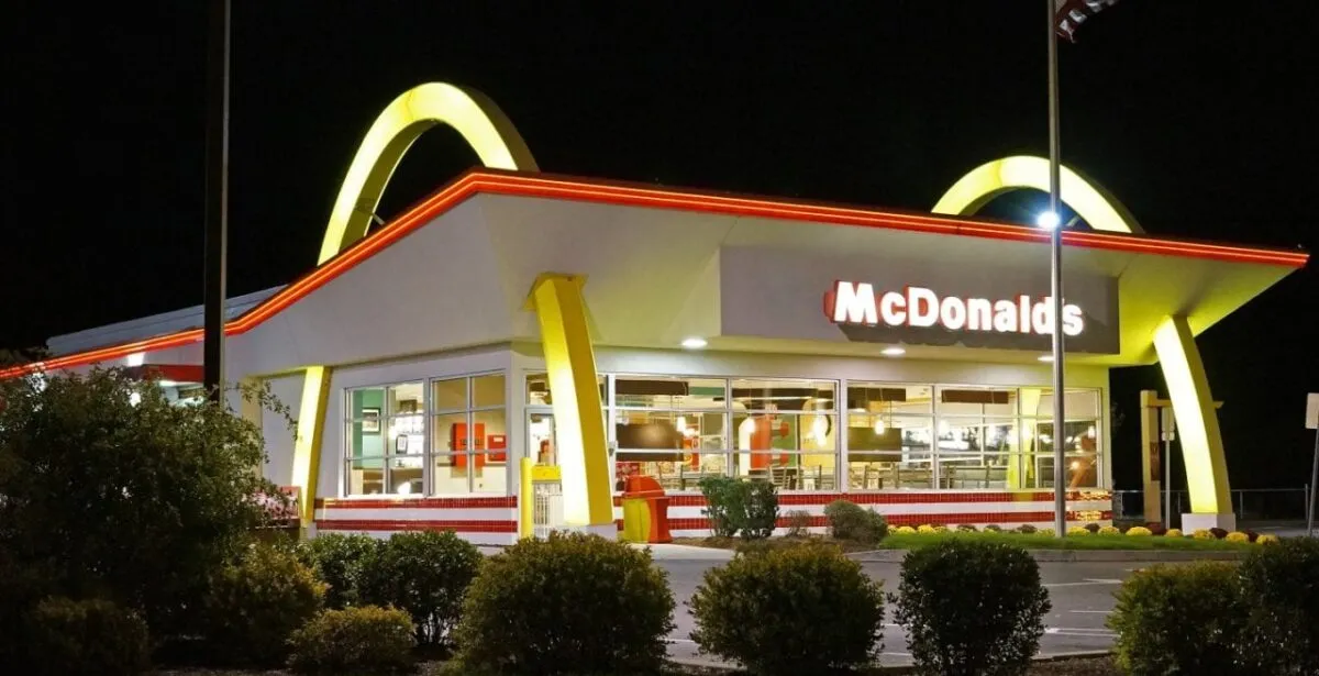Elegir en McDonald’s opciones sencillas con proteína y porciones moderadas ayuda a mantener una alimentación más equilibrada.