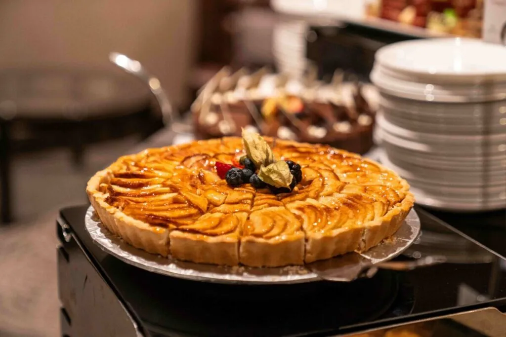 Tarta de manzana sin azúcar ni harinas refinadas sobre mesa de cocina saludable
