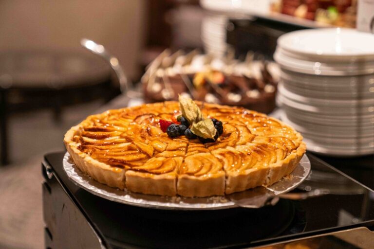Tarta de manzana sin azúcar ni harinas refinadas sobre mesa de cocina saludable