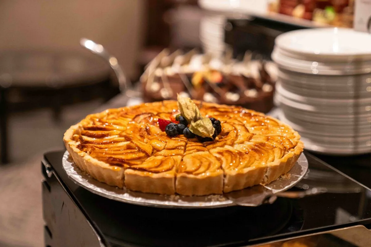 Tarta de manzana sin azúcar ni harinas refinadas sobre mesa de cocina saludable