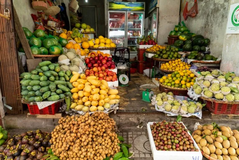 Una familia mexicana en casa compartiendo una comida saludable con alimentos frescos