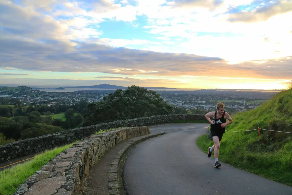 Persona caminando o trotando al aire libre como método para perder peso