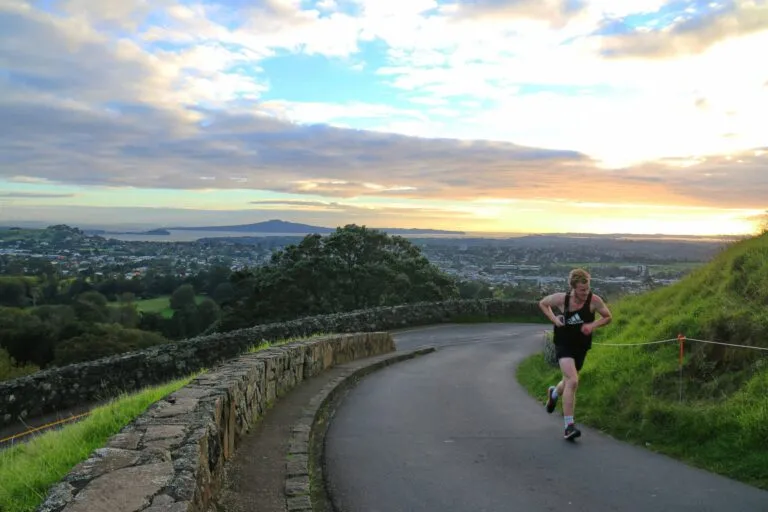 Persona caminando o trotando al aire libre como método para perder peso
