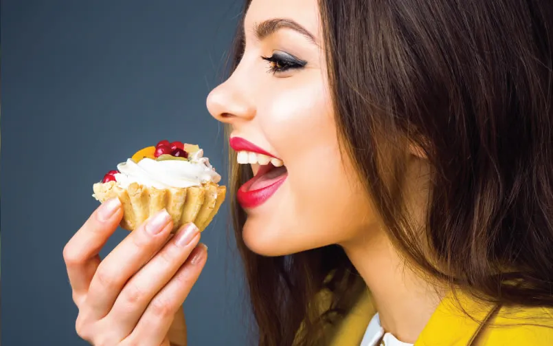 Relación entre nutrición alta en dulces, picos de azúcar e insomnio que afecta la calidad del sueño.