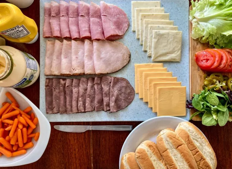 Selección de embutidos y carnes procesadas con conservantes alimentarios en un supermercado