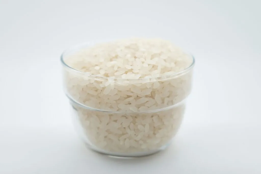 Ensalada de arroz enfriado con vegetales frescos como ejemplo de alimentación saludable y almidón resistente