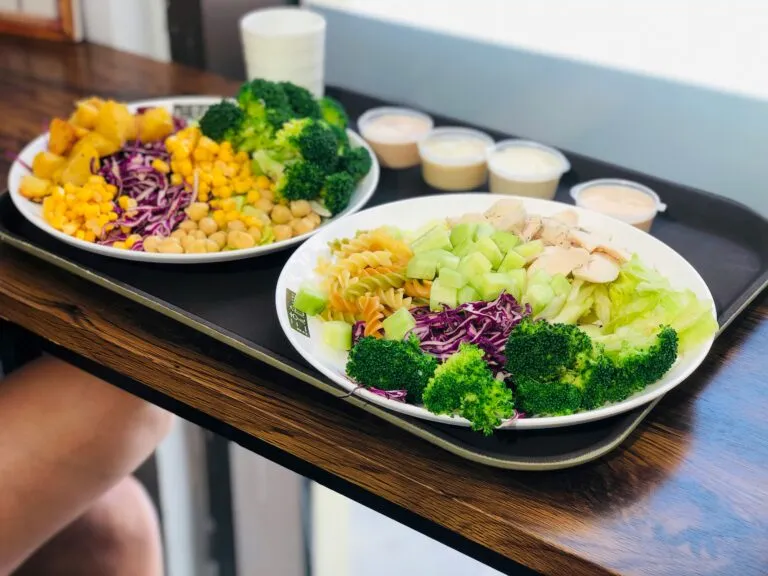 Ensalada ligera con vegetales frescos, huevo y aguacate, sin ingredientes calóricos en exceso