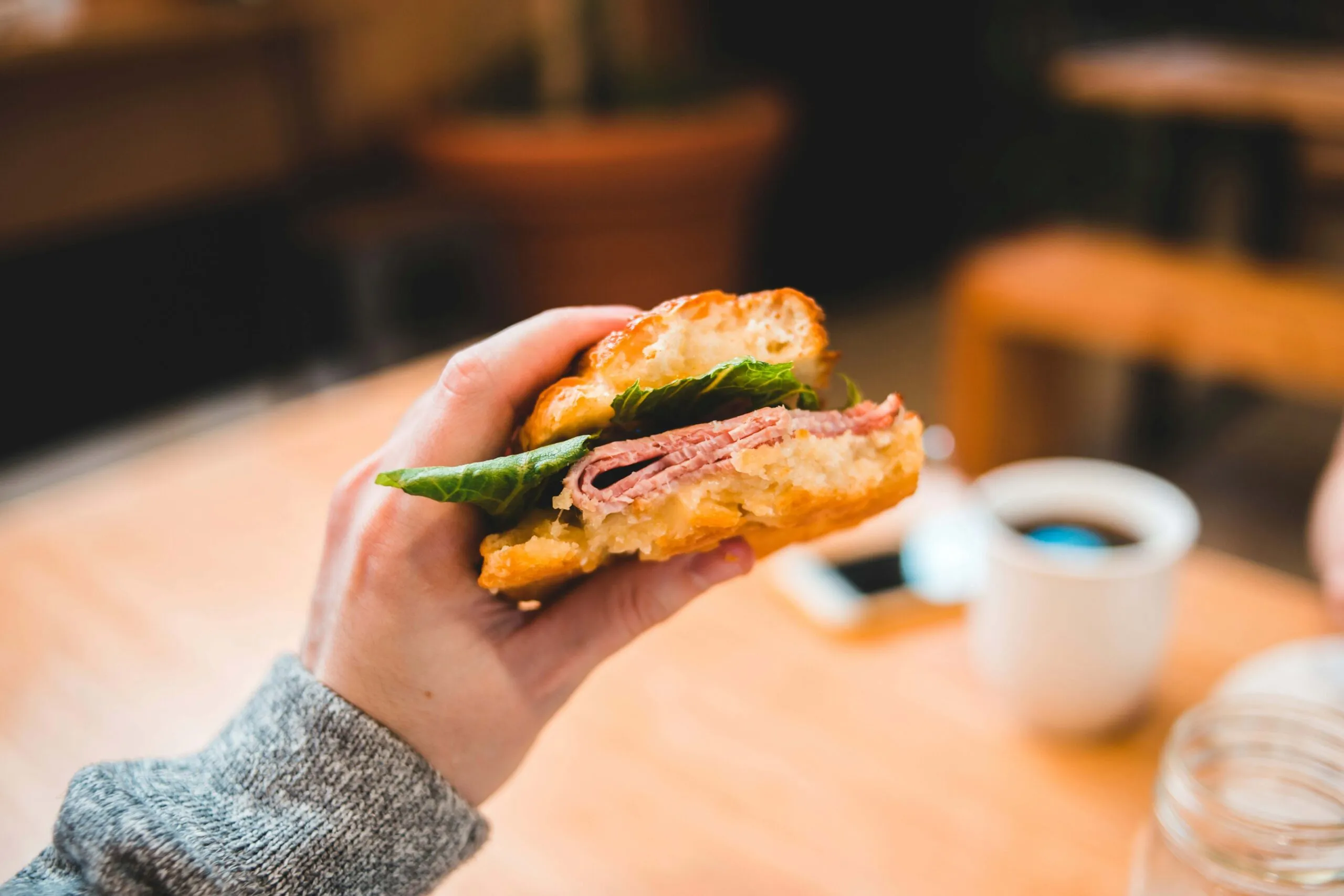 Persona omitiendo el desayuno como parte de una estrategia saludable para tratar la obesidad sin dañar la salud