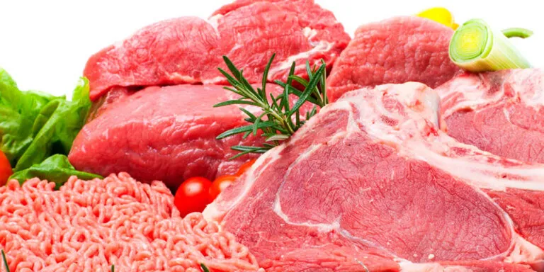 Grasas saturadas y carne roja dentro de una alimentación equilibrada enfocada en la salud cardiovascular.