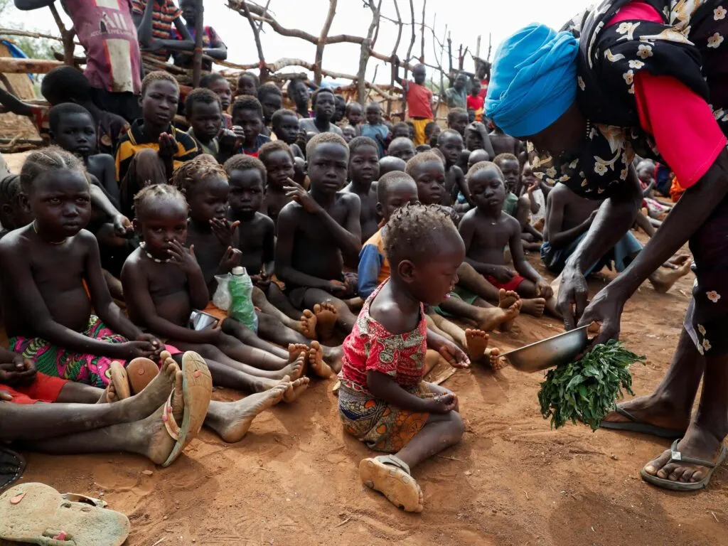 Malnutrición infantil en Sudán reflejada en niños de Darfur del Norte durante una emergencia humanitaria