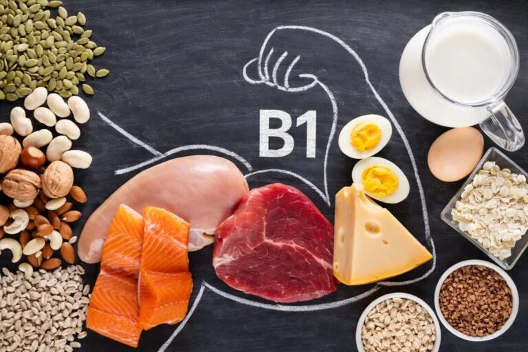 Frijoles, cereales integrales y nueces que aportan vitamina B1 para el tránsito intestinal