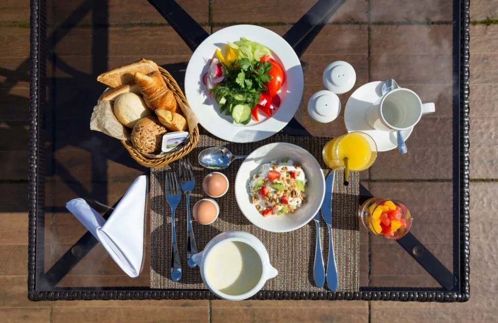 imagen de recetas de desayuno mediterráneo bajo en calorías con yogur, frutas y tostadas saludables