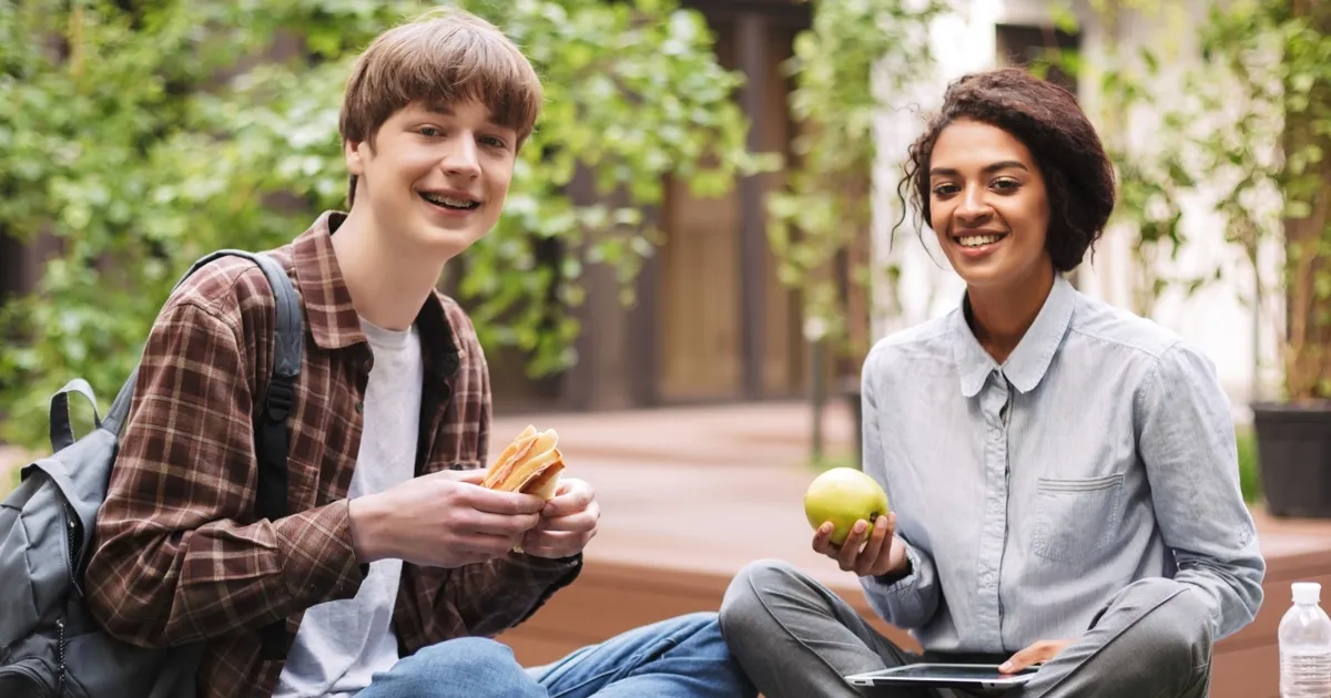 Estudiantes universitarios participando en una sesión de educación nutricional entre pares dentro del campus