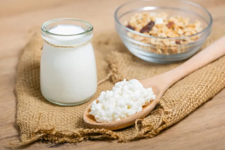 Kéfir y yogur sobre una mesa como opciones para mejorar la salud intestinal