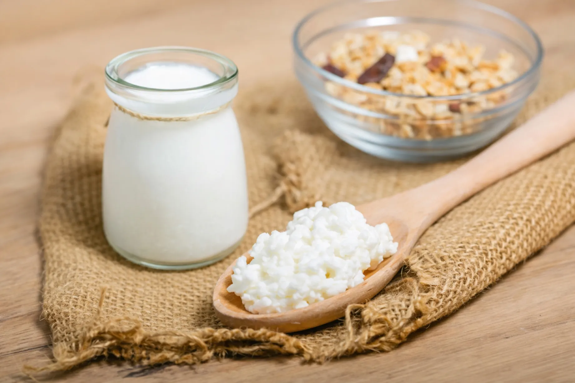 Kéfir y yogur sobre una mesa como opciones para mejorar la salud intestinal