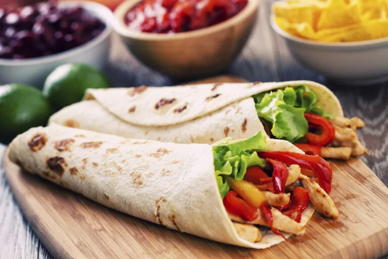 Cena equilibrada con verduras, proteína magra y carbohidratos integrales para apoyar el manejo de la diabetes