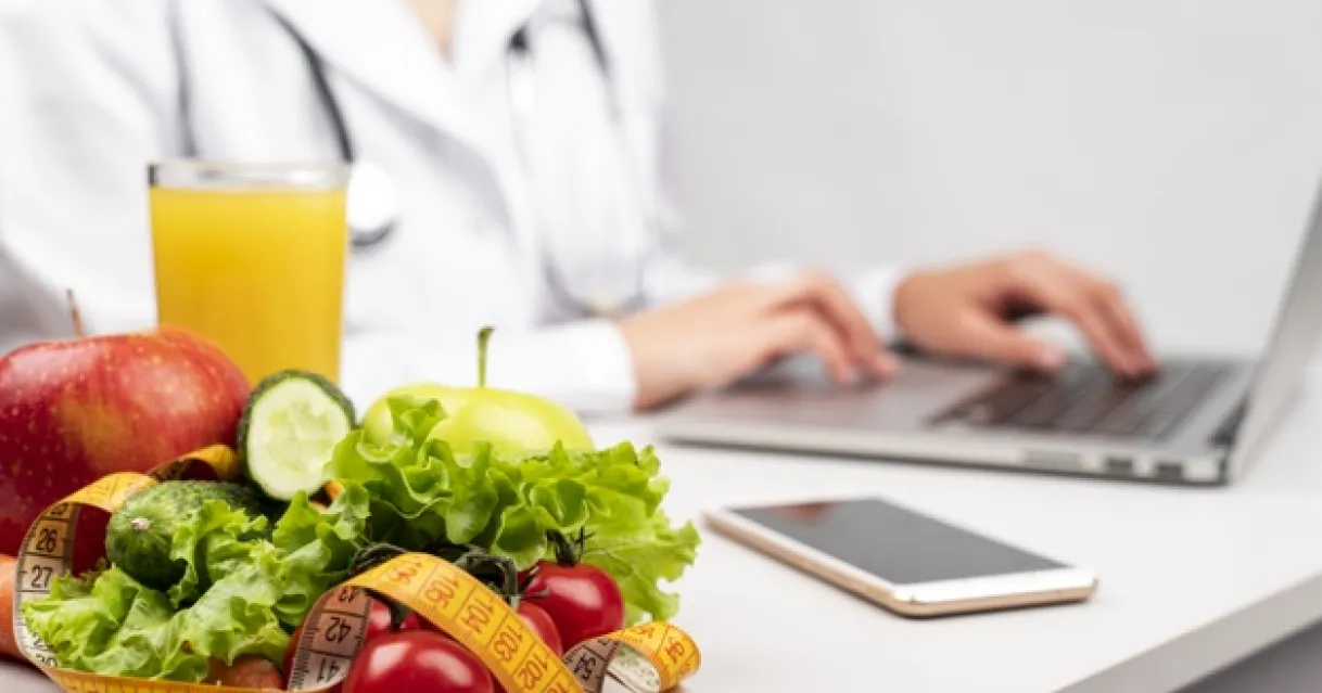 Profesional de salud ofreciendo consejería nutricional considerando malnutrición e inseguridad alimentaria