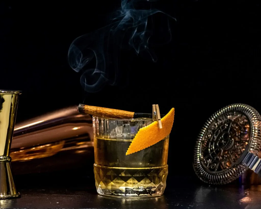 Personas jóvenes eligiendo productos saludables en supermercado tras impuesto saludable