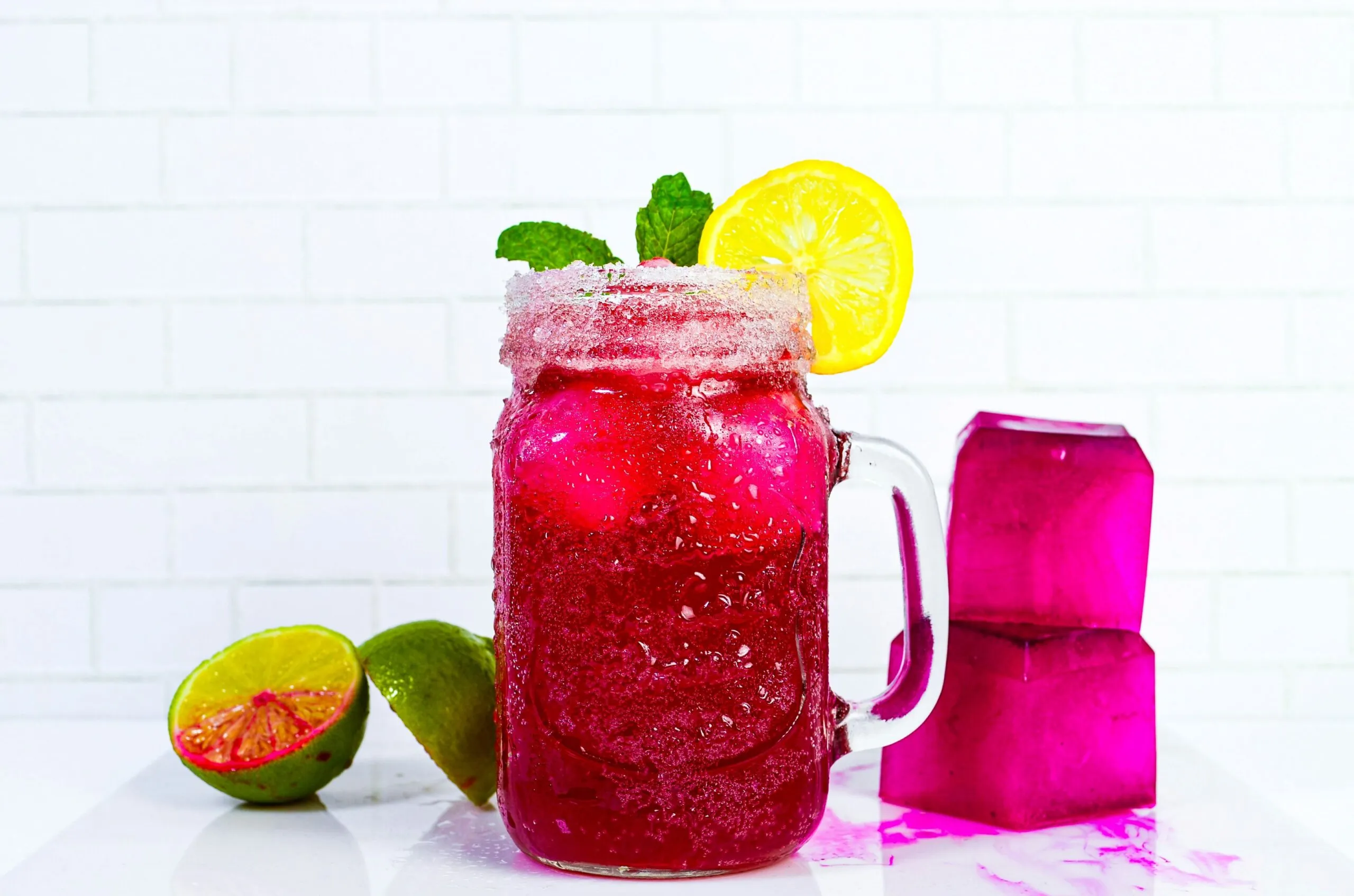 Remolachas frescas cortadas sobre superficie limpia que destacan beneficios para presión arterial saludable.