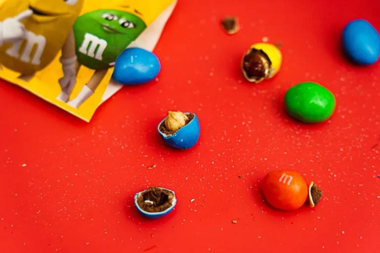 Paquetes de M&M’s con advertencia de retiro por alergias alimentarias y etiquetado incompleto