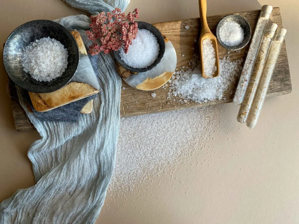 Variedad de sales bajas en sodio y sal potásica sobre superficie limpia para mejorar la presión arterial.