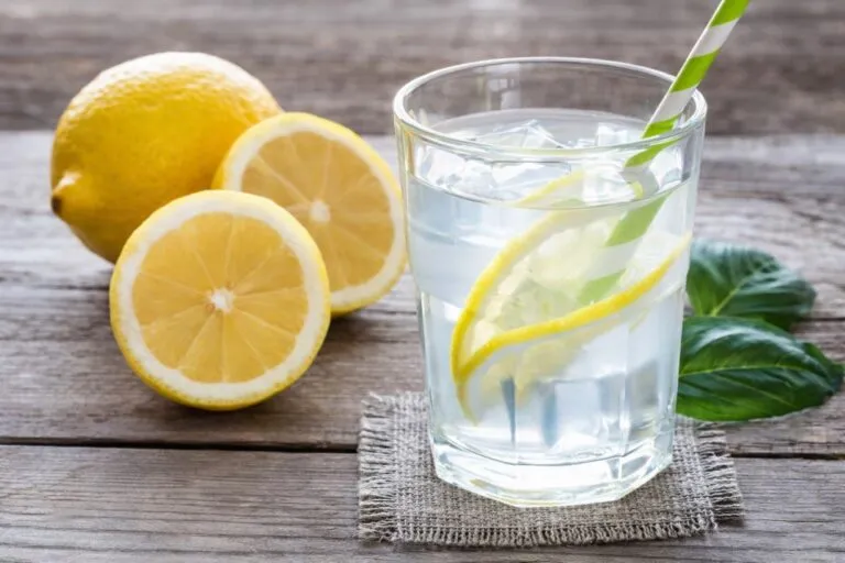 vaso de agua con limón en ayunas con beneficios de hidratación y vitamina C