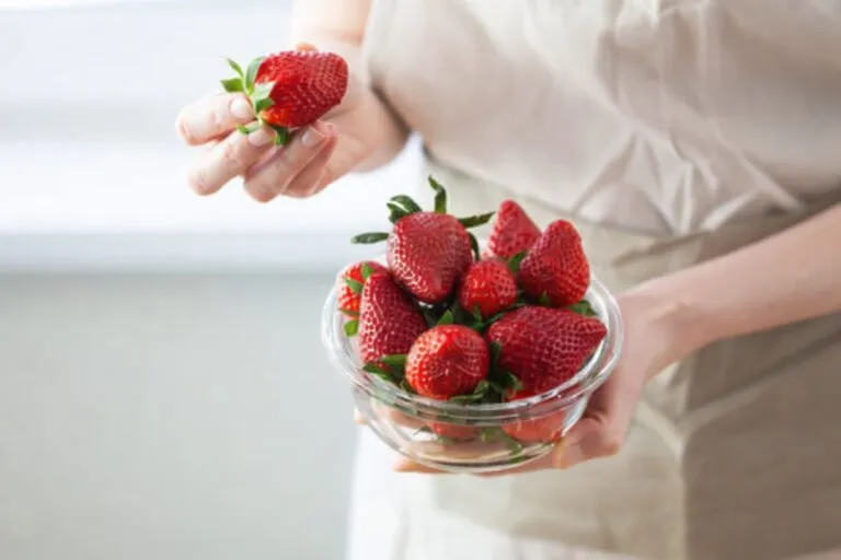 Alimentos para producir colágeno como guayaba, huevo y pescado frescos sobre mesa en México