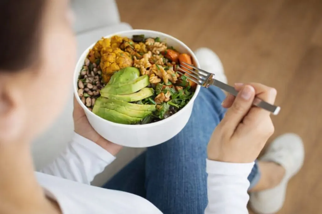 alimentos que elevan la serotonina como plátano avena nueces y chocolate para mejorar ánimo y sueño