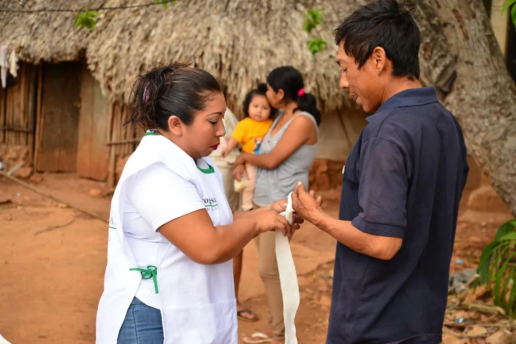 Centro de salud rural donde madres y niños reciben atención médica en zonas remotas de Sudán.