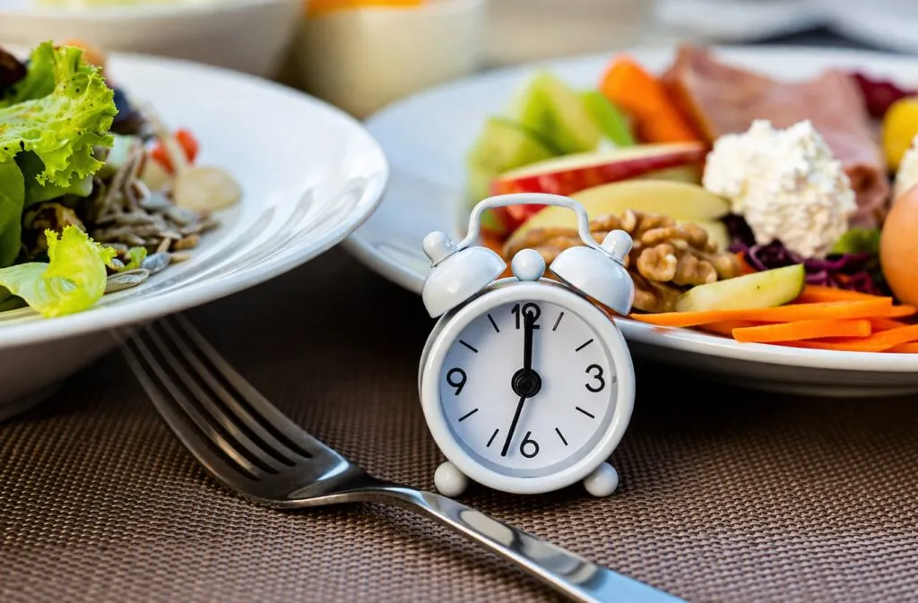 Persona practicando ayuno intermitente en contexto actual con dieta y estilo de vida saludable en España