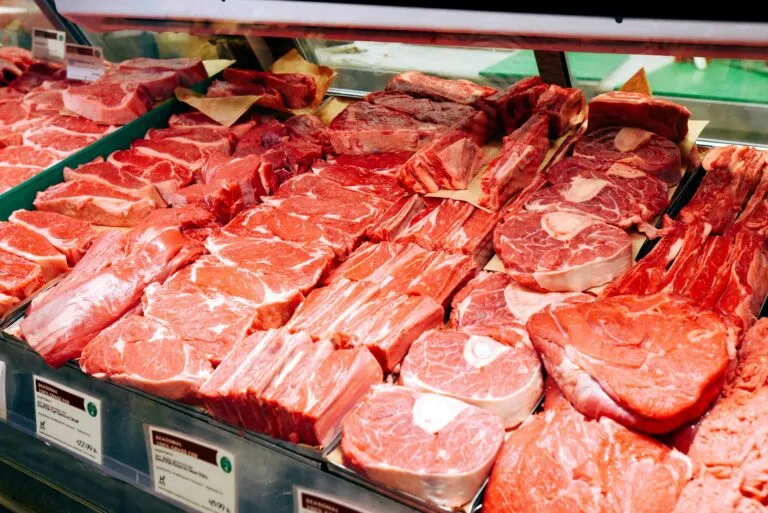Carne madurada en proceso controlado con enfoque en seguridad alimentaria y correcta conservación en España
