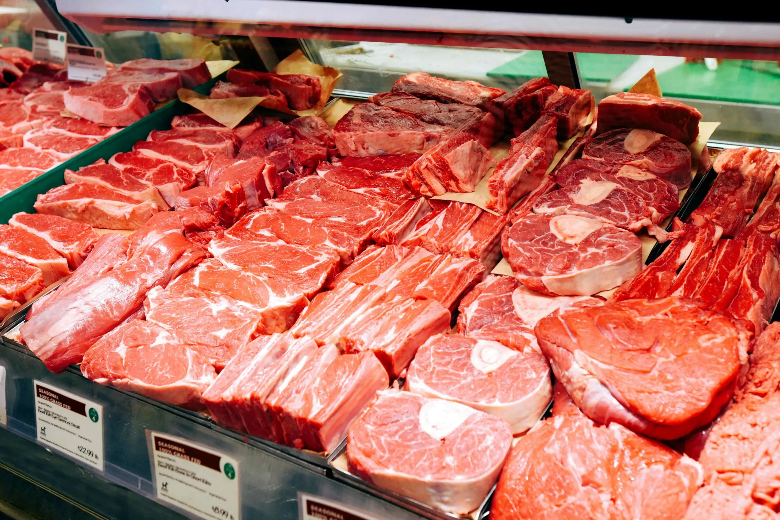 Carne madurada en proceso controlado con enfoque en seguridad alimentaria y correcta conservación en España