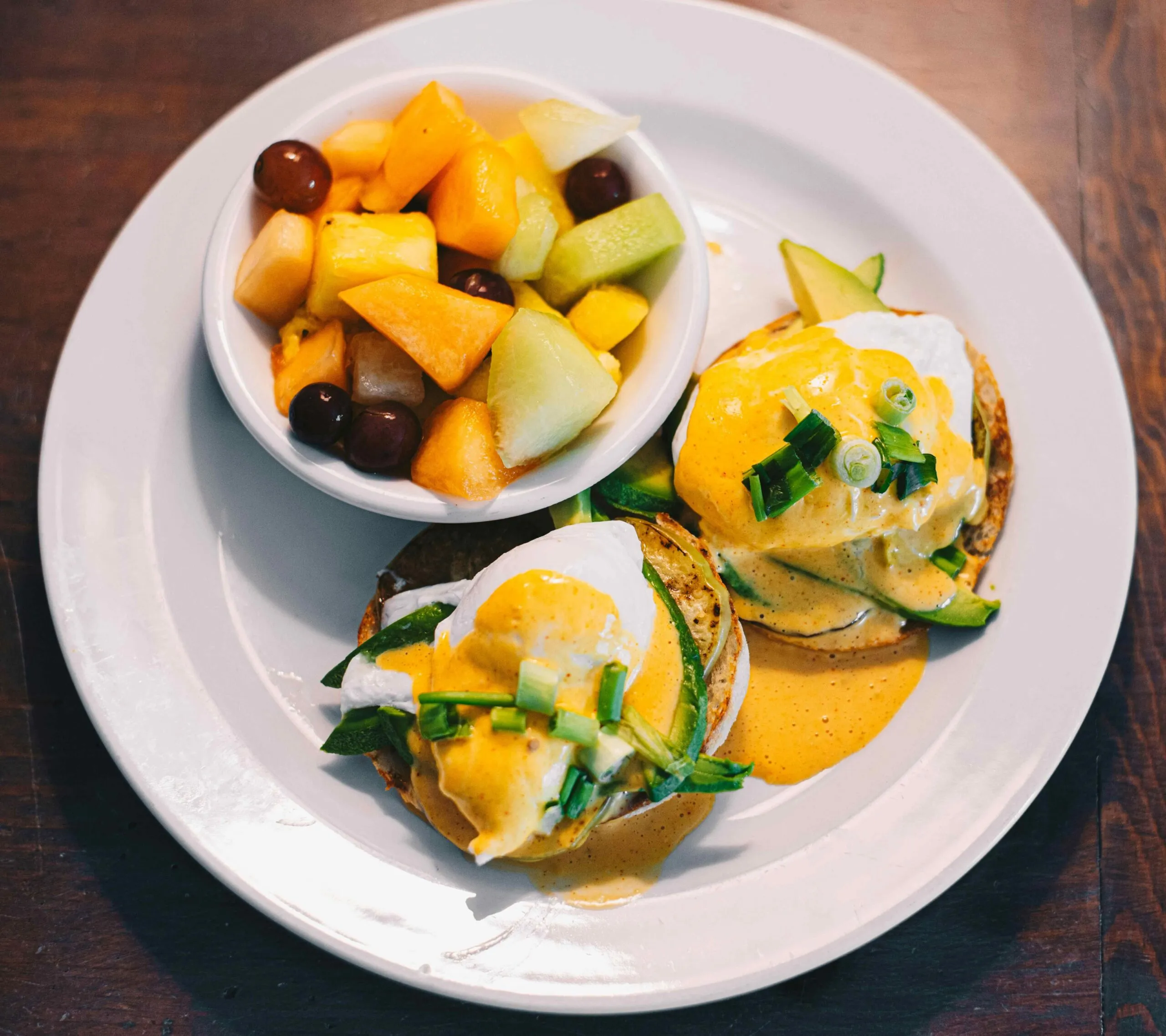 Plato saludable con huevo y verduras que ilustra si comer huevo todos los días es saludable según Profeco en México
