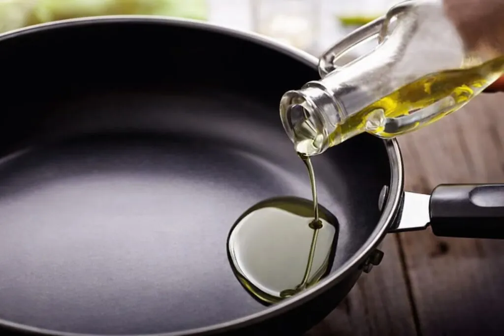 Platos saludables con aceite de oliva y control de porciones para una alimentación equilibrada