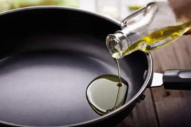 Platos saludables con aceite de oliva y control de porciones para una alimentación equilibrada