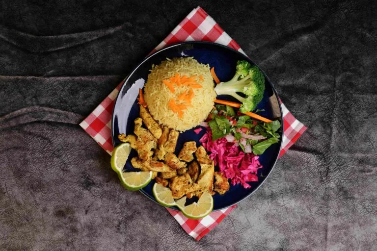 Dieta diaria equilibrada con alimentos frescos recomendada en España para reducir sobrepeso y mejorar salud metabólica