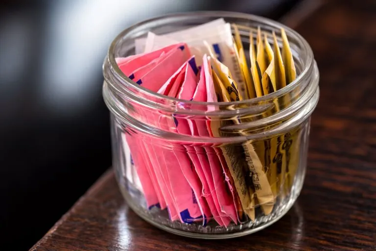 Productos alimenticios con edulcorante barato mostrado en etiquetas nutricionales