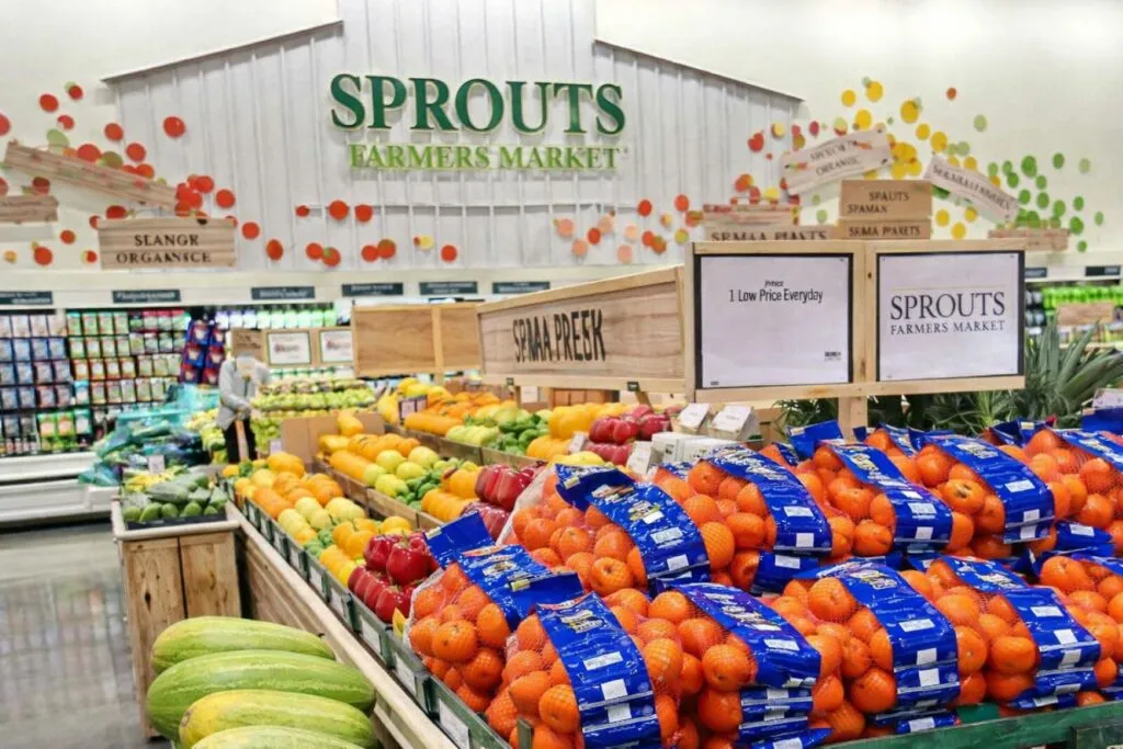 Personas eligiendo alimentos frescos en supermercado saludable con enfoque en nutrición consciente y bienestar