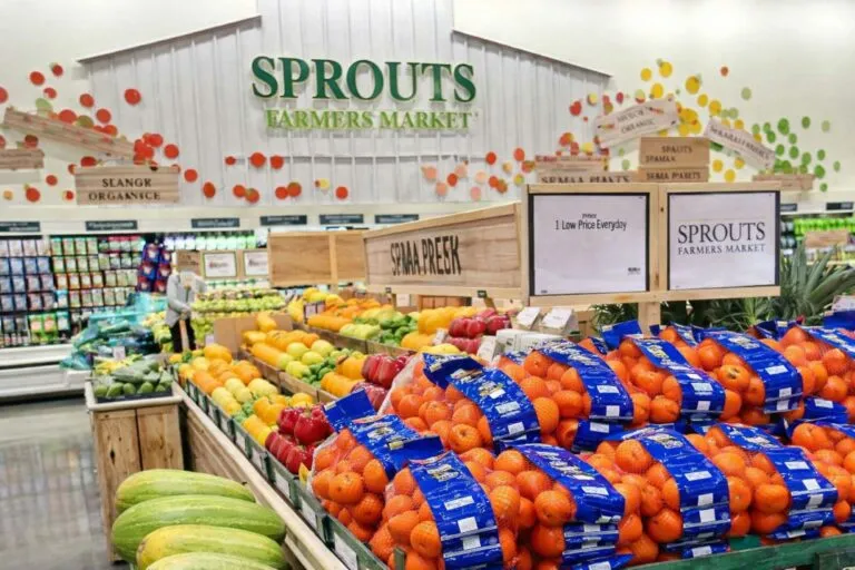 Personas eligiendo alimentos frescos en supermercado saludable con enfoque en nutrición consciente y bienestar