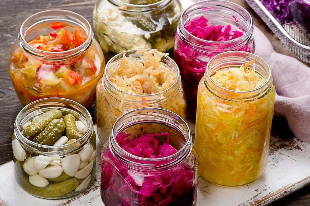 fermentación alimentaria con alimentos fermentados que muestran innovación nutricional y mayor biodisponibilidad de nutrientes