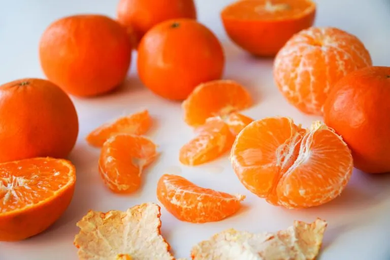 Mandarinas abiertas con albedos visibles que destacan su vitamina C y antioxidantes