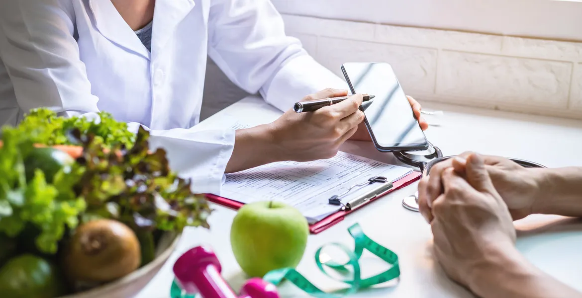 nutrición clínica aplicada en consulta médica para mejorar metabolismo y calidad de vida mediante alimentación terapéutica