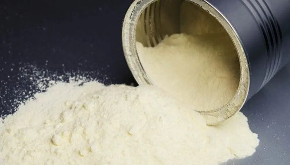 Latas de fórmula infantil en laboratorio durante controles de seguridad alimentaria en productos de nutrición infantil.