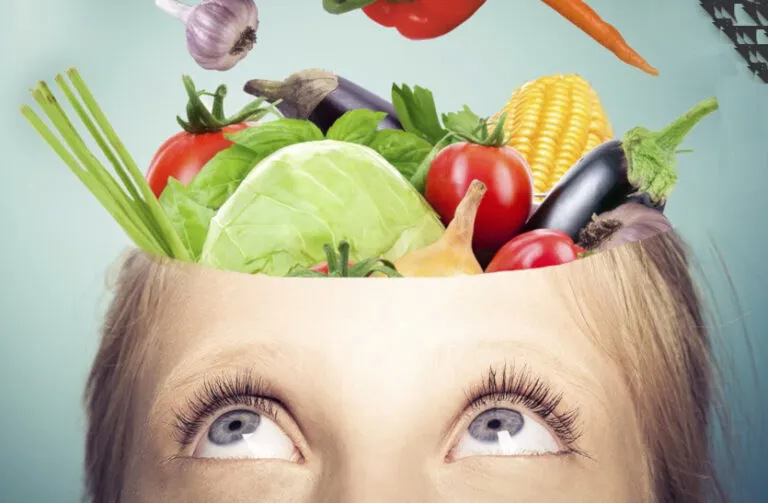 nutrición y salud cerebral representada con alimentos saludables alrededor de un modelo de cerebro humano